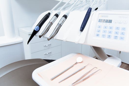 How Do You Choose the Right Dentist for Dentures?